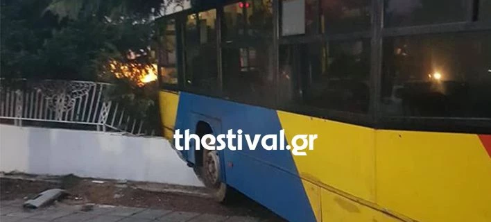 Τρελή πορεία για λεωφορείο του ΟΑΣΘ – Εκοψε δέντρα και μπούκαρε σε αυλή σπιτιού (εικόνες)